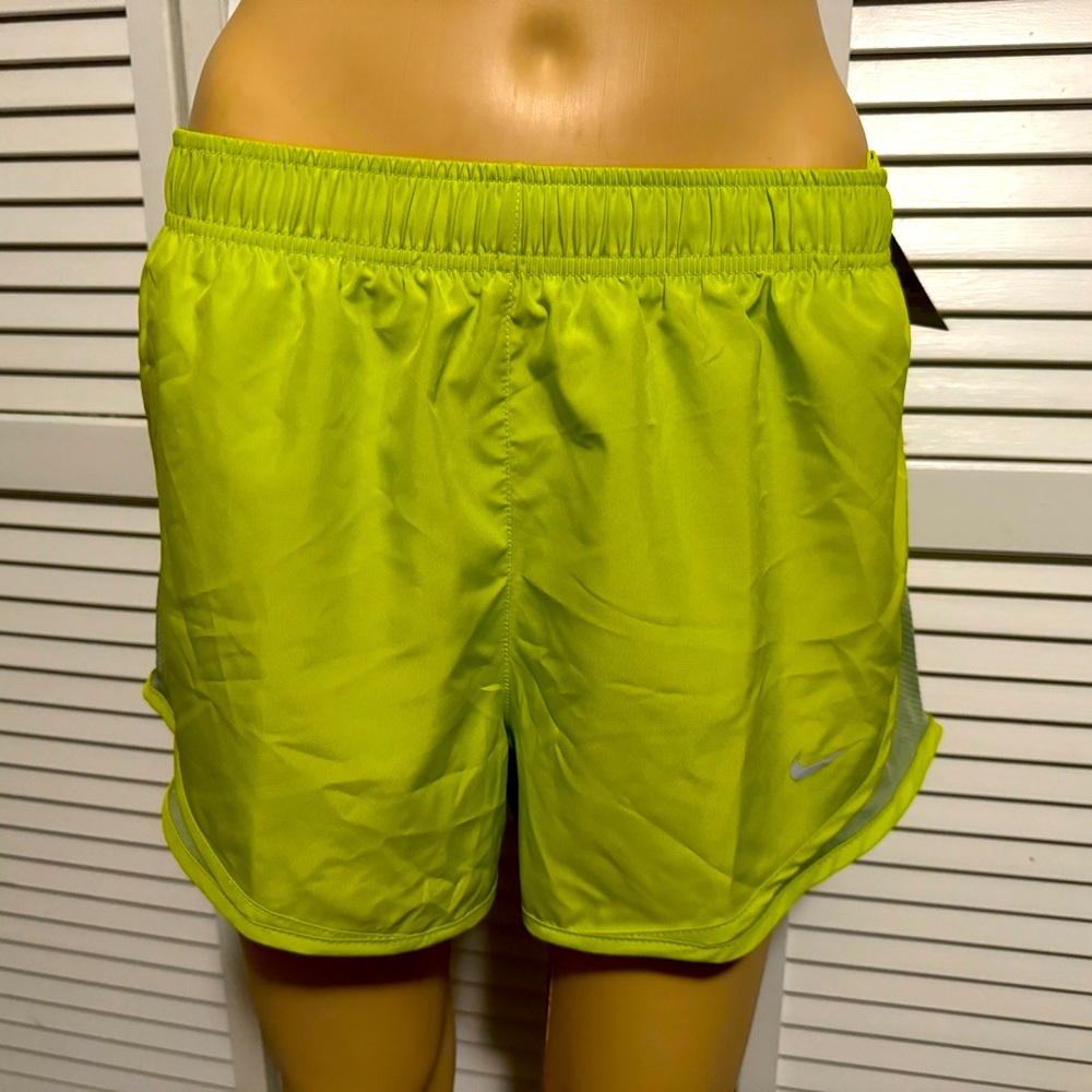 Green Nike size M running shorts reflective lined dri fit women NWT